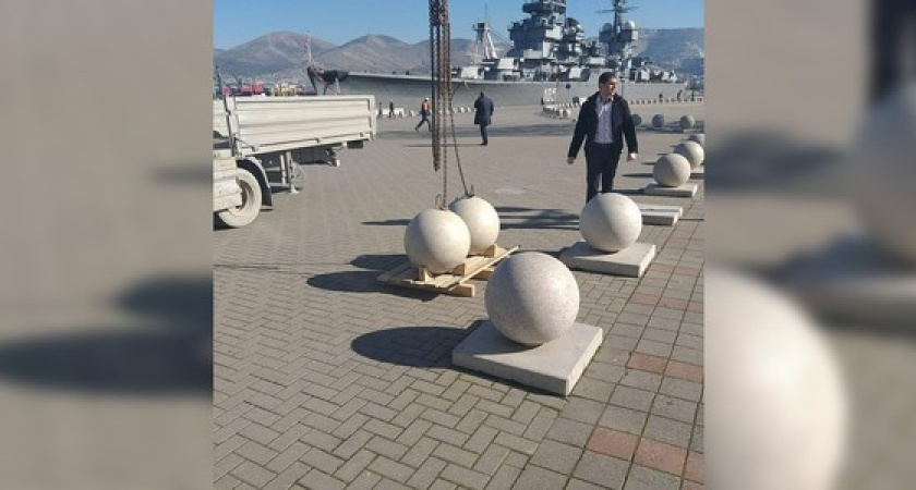 В Новороссийске каменный шар снова «сбежал» со своего постамента