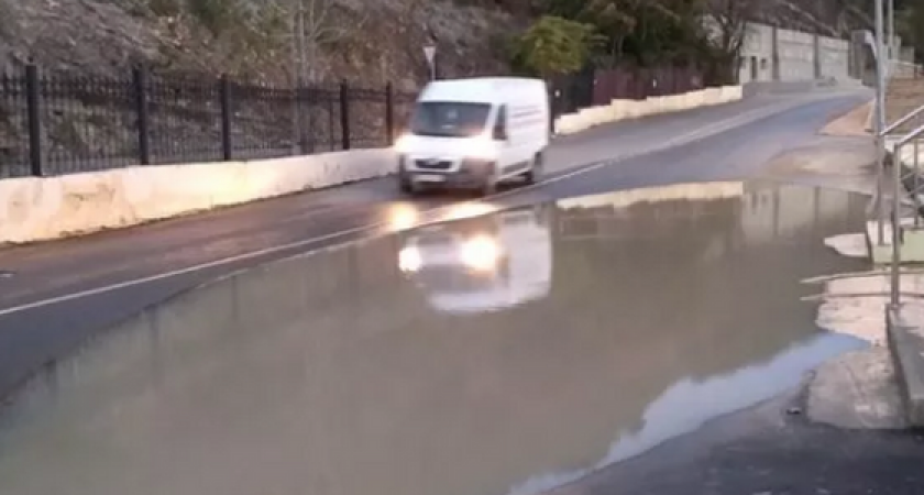 Под Новороссийском после дождя затопило недавно отремонтированную дорогу