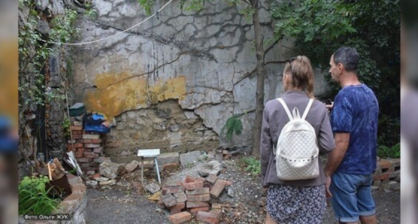 Жители Новороссийска просят власти отремонтировать подпорные стены: чиновники утверждают, что работы выполнены