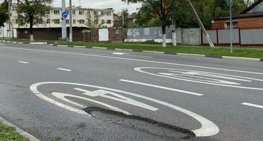 В Новороссийске спустя год после ремонта по нацпроекту на Лейтенанта Шмидта появилась метровая яма