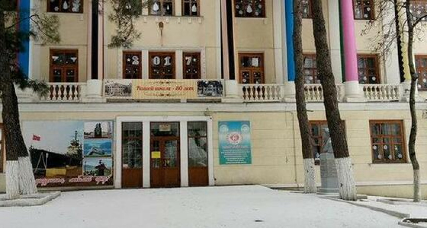 В Новороссийске отреставрируют фасад 21-й школы, от которого штукатурка отваливается кусками