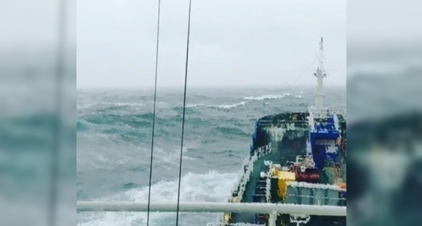 «Волны семь метров высотой»: моряк снял на видео разбушевавшееся Черное море по пути из Стамбула в Новороссийск