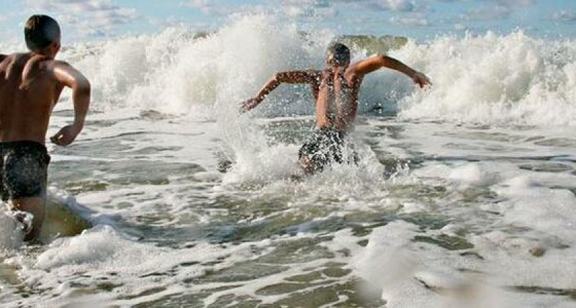 Поиски сокровищ, крутой дрифт и пенные вечеринки: как развлекаются жители Черноморского побережья в шторм и гололед ( 7 видеороликов)