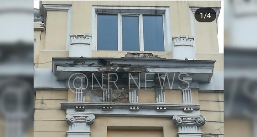 «Может прилететь по темечку!»: с одного из домов в центре Новороссийска обваливается штукатурка