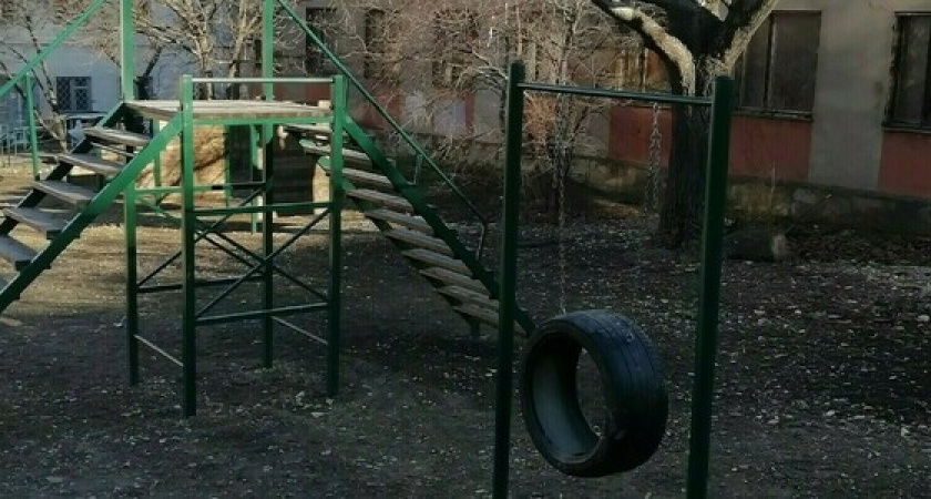 «Собачники» оккупировали новую детскую площадку в сквере «Науки» в Новороссийске