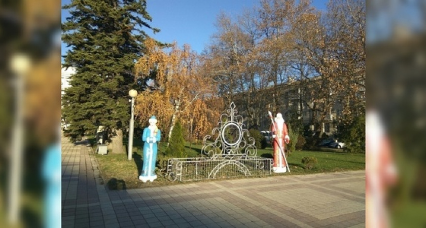 «Снегурочке от праздников голову снесло»: горожане сняли на видео сломанную новогоднюю композицию