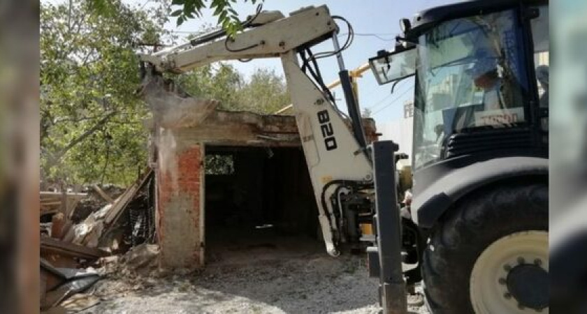 В Алексино снесли два самостроя с проезжей части: конструкции создавали угрозу затопления сточными водами