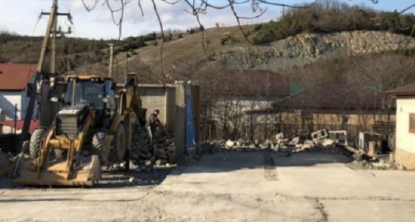 Под Новороссийском бизнесмену пришлось снести собственную автомойку