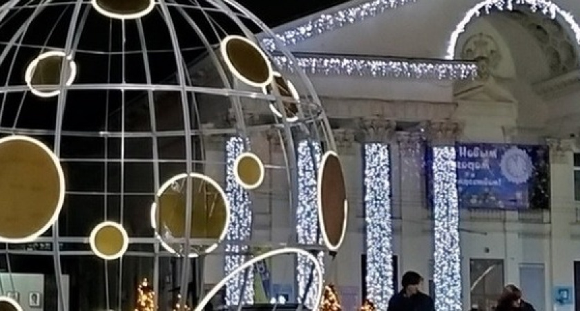 Огромный новогодний шар установили в центре Новороссийска