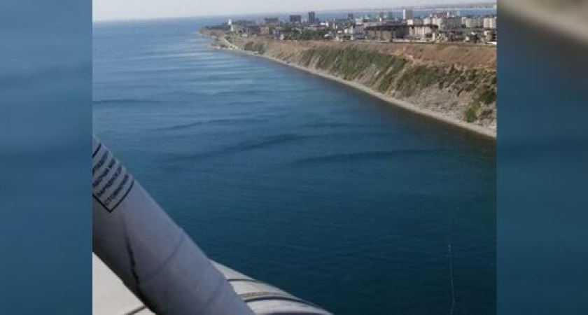 Под Анапой при помощи вертолета спасли унесенных в море людей