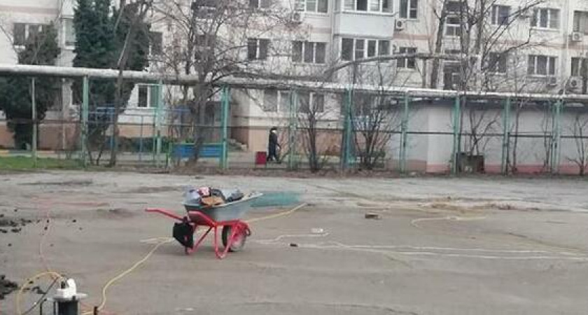 «Зачем сносят площадку?»: жители Новороссийска обеспокоены началом строительных работ во дворе их дома