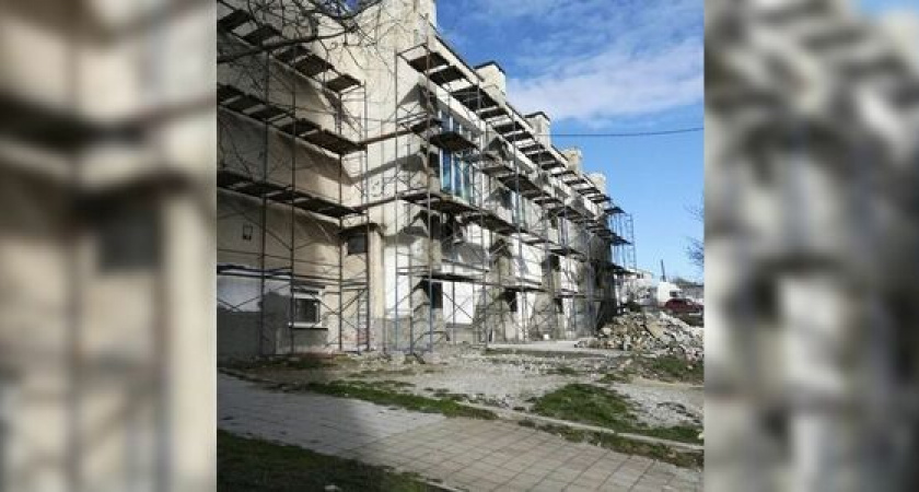 В детско-юношеской спортивной школе «Виктория» в Новороссийске ведутся работы по ремонту фасада