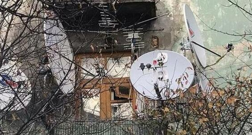 Спецагент или фанат ТВ? Жители Новороссийска обсуждают балкон с 4 спутниковыми «тарелками»