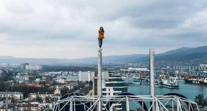 Экстремальные фото: москвичка сделала снимки на крыше небоскреба на набережной Новороссийска