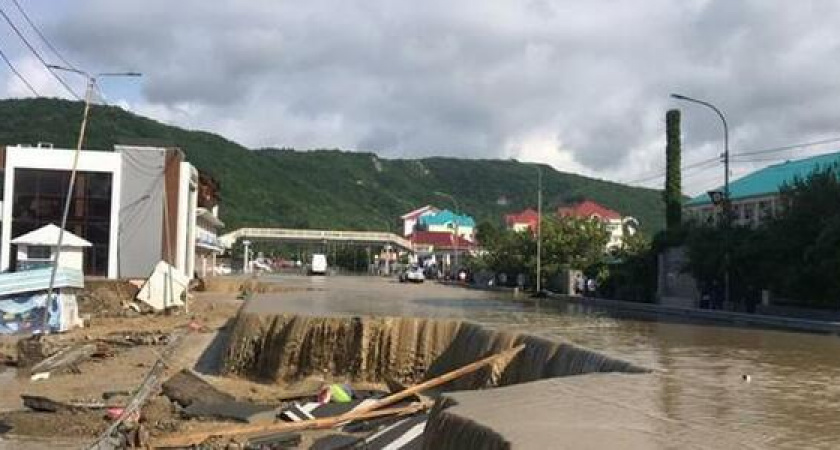 Леденящие душу историю: стихия на Кубани унесла 12 жизней: 8 человек погибли при наводнении, еще 4 – утонули в море в шторм