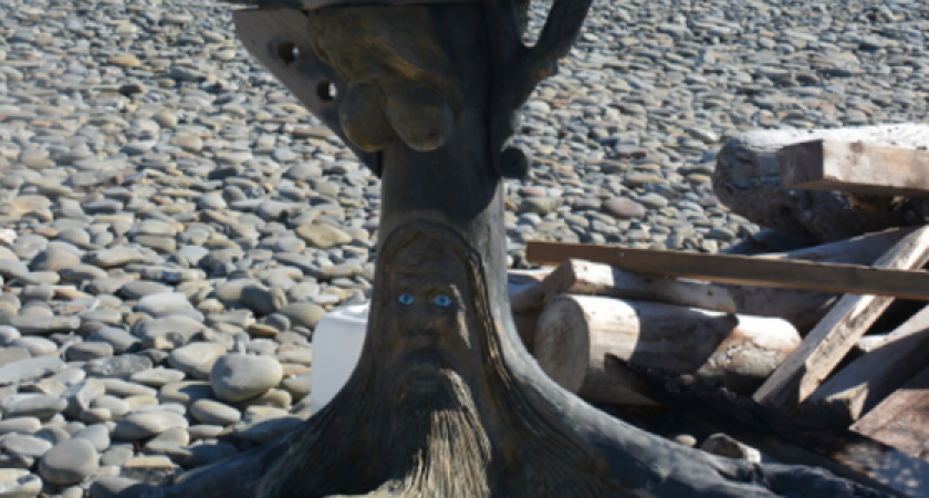 В Новороссийске на пляже Алексино появился столик с лицом лешего