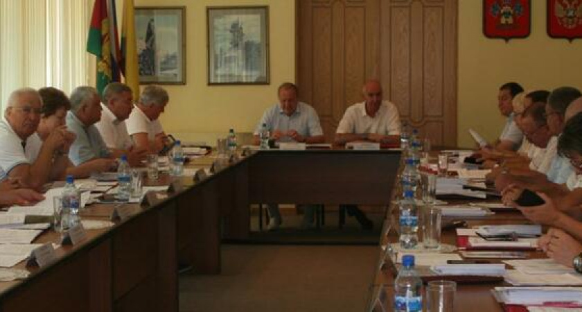 Кресла из кожзама и депутатские столы: сколько стоит мебель в кабинетах новороссийской администрации