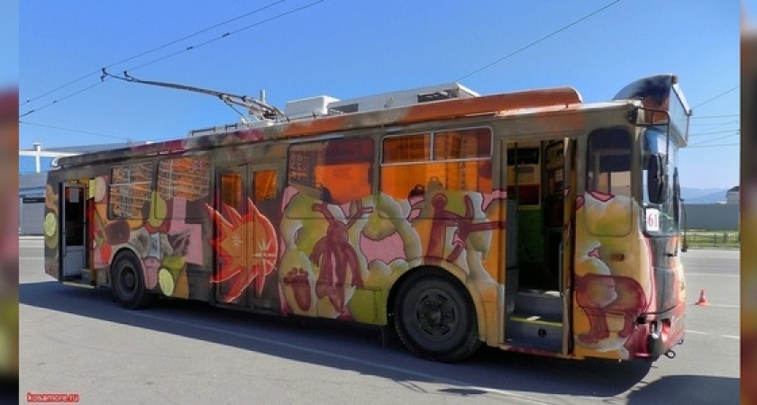 Троллейбус-картина и бумажные самолетики: подборка фото передвижной выставки в Новороссийске