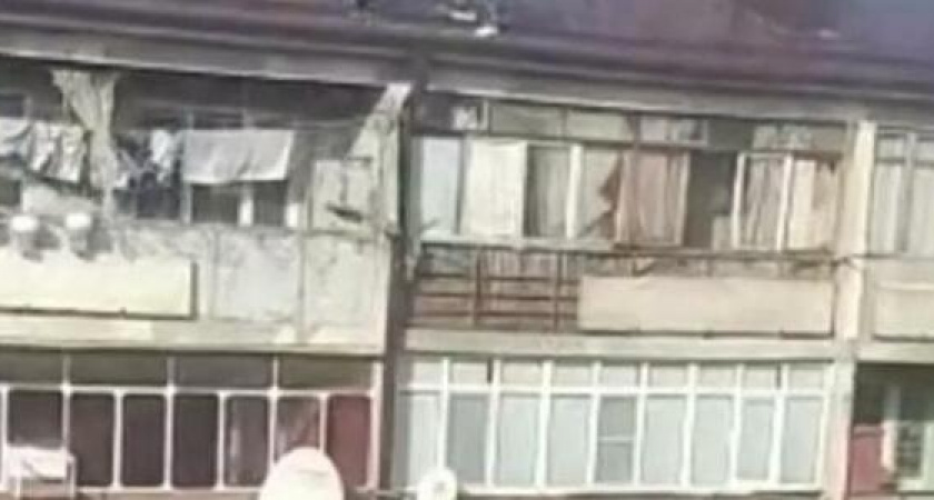 В Новороссийске рабочие сбрасывают строительный мусор с крыши многоэтажки