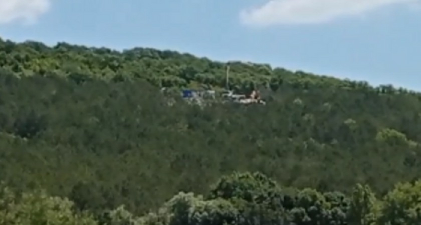 Новороссийцы заметили, что на месте вырубки краснокнижных сосен в Абрау-Дюрсо кипит стройка