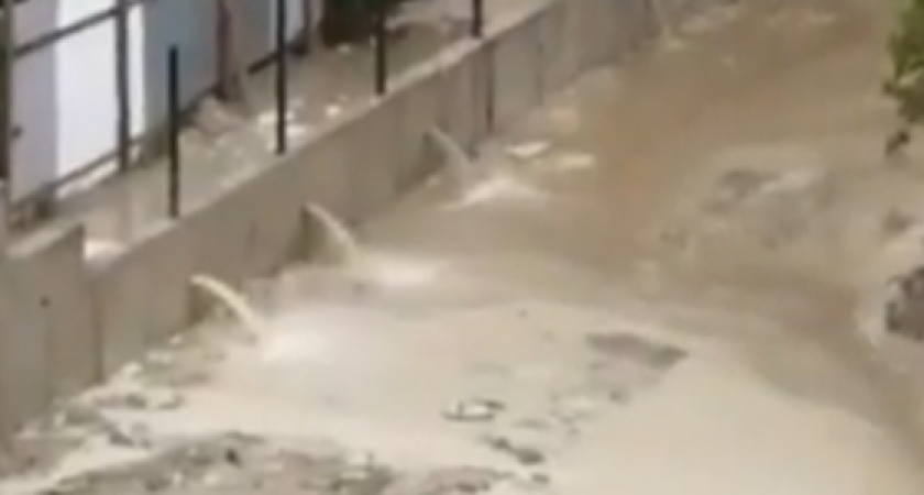 На стройке детского сада рядом с Пионерской рощей в Новороссийске бьют фонтаны воды