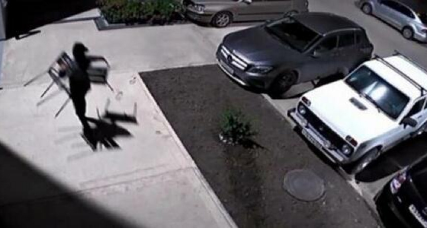 «Помните украденные юкки? Теперь настала очередь стульев!»: со двора Новороссийска неизвестные стащили стулья