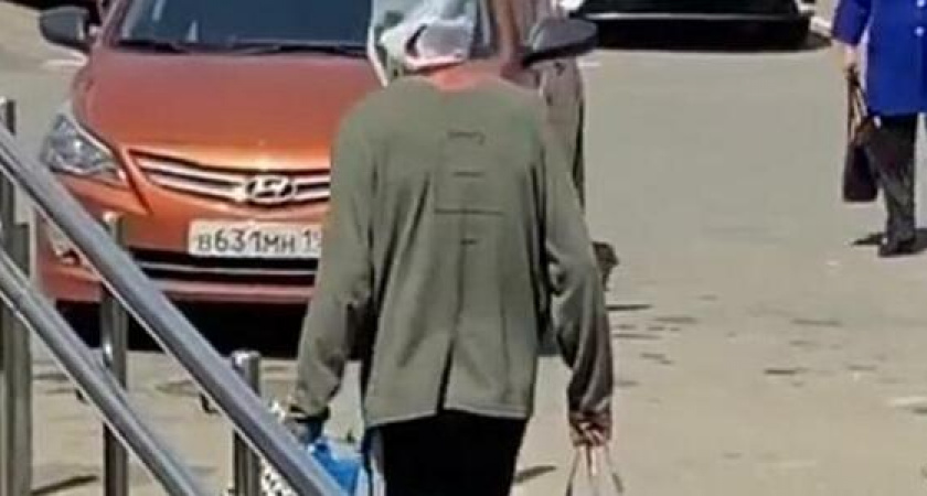 «Очередной городской сумасшедший!»: новороссийцы заметили мужчину с пакетом на голове на улицах города
