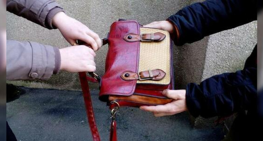 В Новороссийске мужчина напал на женщину и попытался вырвать у нее сумку с деньгами