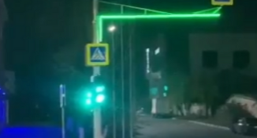 В центре Новороссийска на консоли у пешеходного перехода установили светящуюся ленту, дублирующую светофор