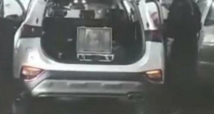 В Новороссийске батюшка освятил автомобиль прямо на парковке гипермаркета