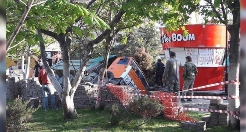 В Новороссийске в парке Фрунзе под землю ушел КАМаЗ