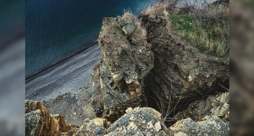 В Новороссийске на побережье обваливается скала