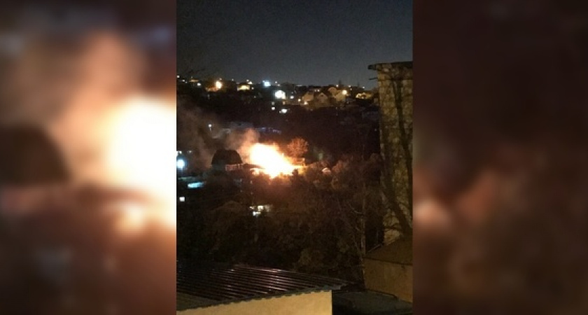 Забытая на плите кастрюля привела к серьезному пожару в Новороссийске: огонь тушили около двух часов