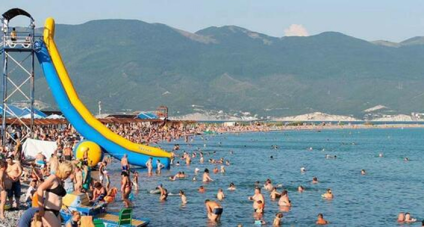 На пляже «Алексино» в Новороссийске закрыли несанкционированные аттракционы