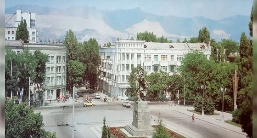 Обилие зелени и бетонная набережная: Новороссийск на открытках прошлого столетия