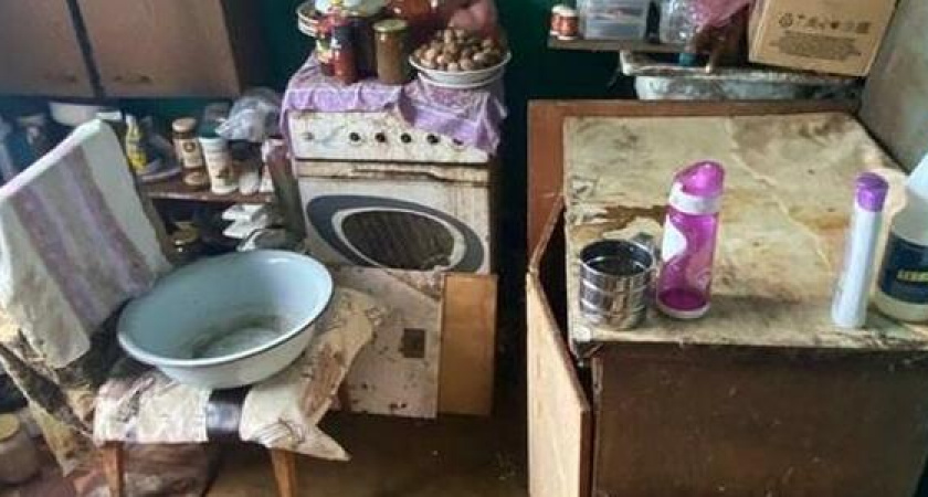 "Мебель рассыпается, повсюду тараканьи гнезда": в Новороссийске волонтеры помогли одинокому пенсионеру