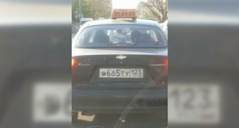 «Сейчас так модно!?»: новороссийские таксисты заклеивают номера