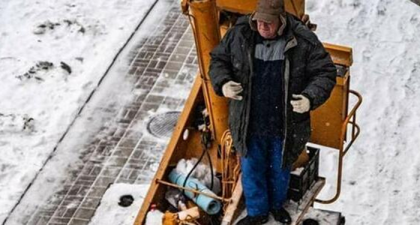 Лед тронулся: в Новороссийске начали убирать сосульки