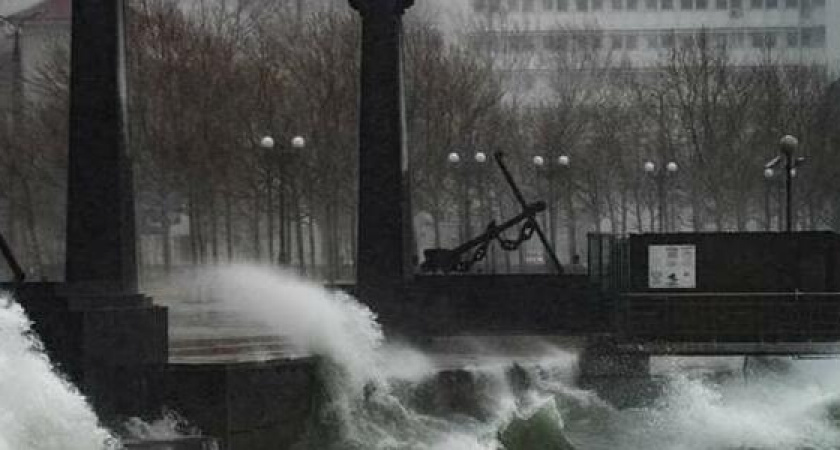 «Колючий ветер весны»: 25 атмосферных фото шторма и обледеневшей набережной Новороссийска