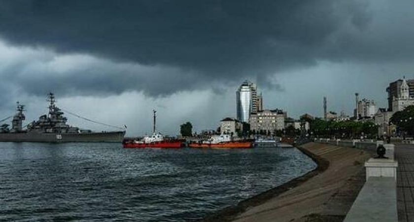 «Наперегонки с дождем»: 10 страшно красивых фото за пару минут до ливня