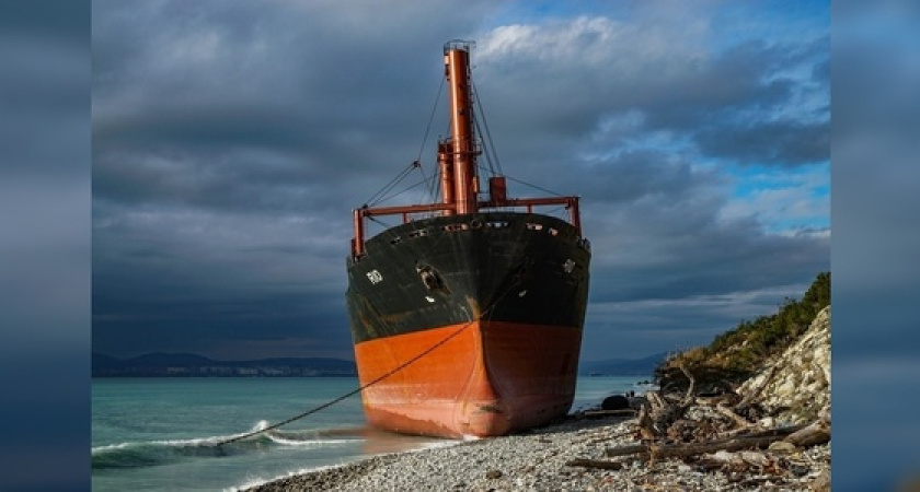 Экипаж севшего на мель недалеко от Новороссийска «RIO» покинет судно