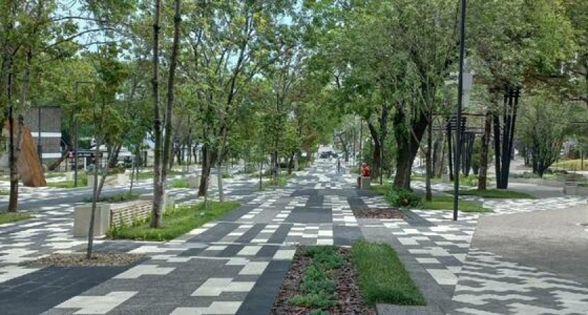 "Скрыться от дождя негде!": новороссийцы нашли еще один недостаток реконструированного парка Фрунзе