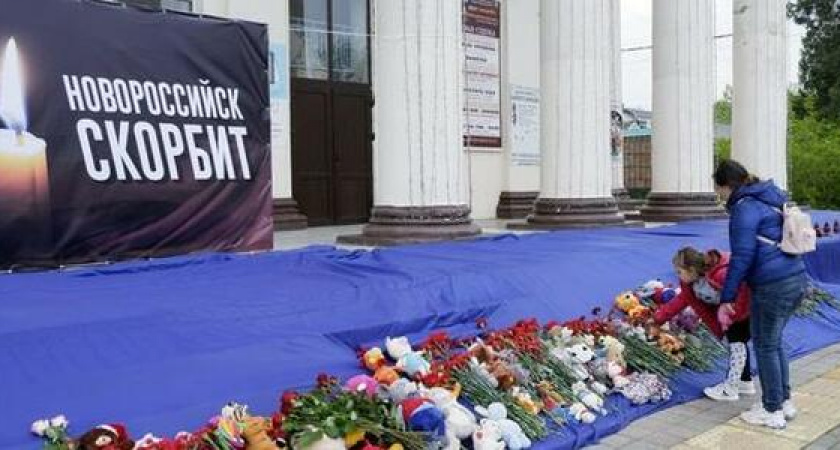 Трагедия в Казани: новороссийцы несут цветы в память о погибших