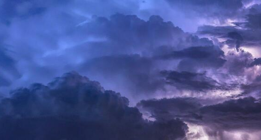 Унесенные ветром: ураган едва не затянул отдыхающих в море