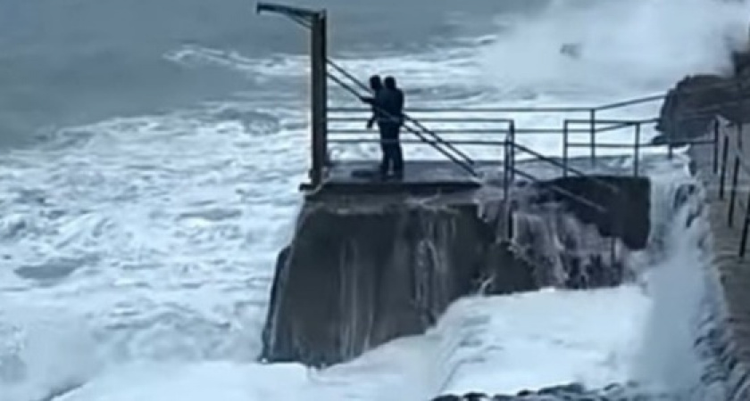 Мужчину и девушку из Новороссийска смыло с пирса волной. Оба погибли (видео спасательной операции)