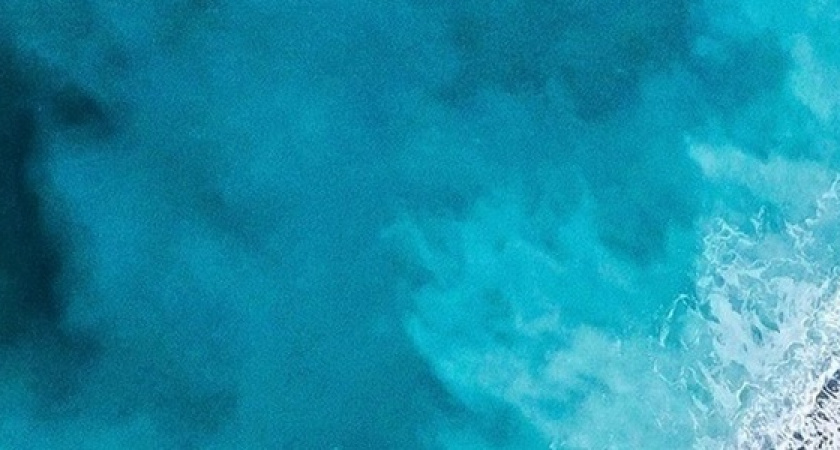 Путешественник снял скалистое побережье Новороссийска и сравнил его с пейзажем острова вулканов на Курилах