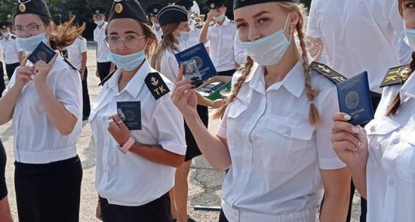 1000 вчерашних абитуриентов Морского и Транспортного колледжей Ушаковки произнесли слова клятвы и получили курсантские билеты
