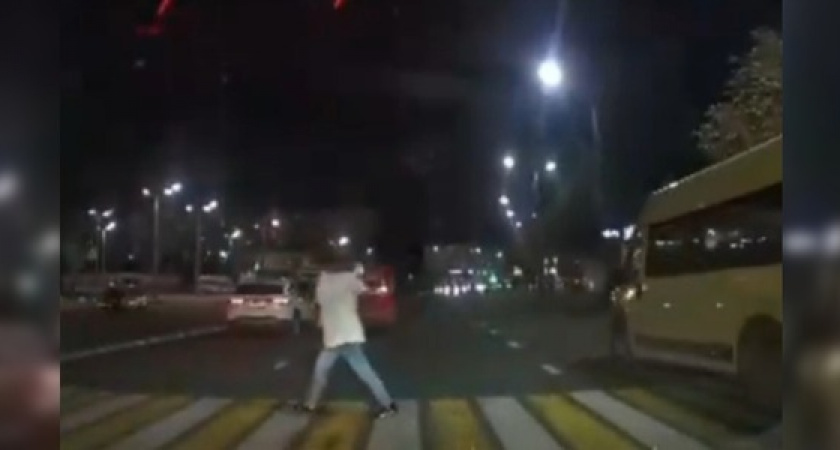 «Стадное чувство» и «бабуля-позитивчик». Видео опасных ситуаций на дорогах Новороссийска, которые едва не закончились ДТП