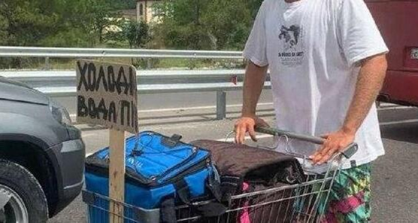 Южный сервис: местный житель торгует холодными напитками в пробке между  Новороссийском и Геленджиком