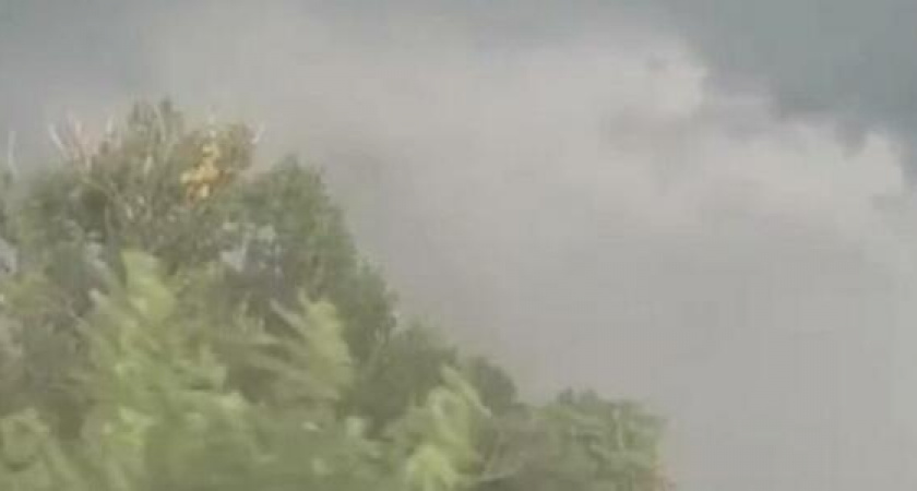 Почти торнадо: под Анапой горожане сняли на видео пыльный вихрь